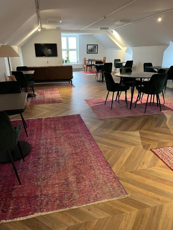 Shared lounge at Mini-Hotel Borås with seating areas and dining tables