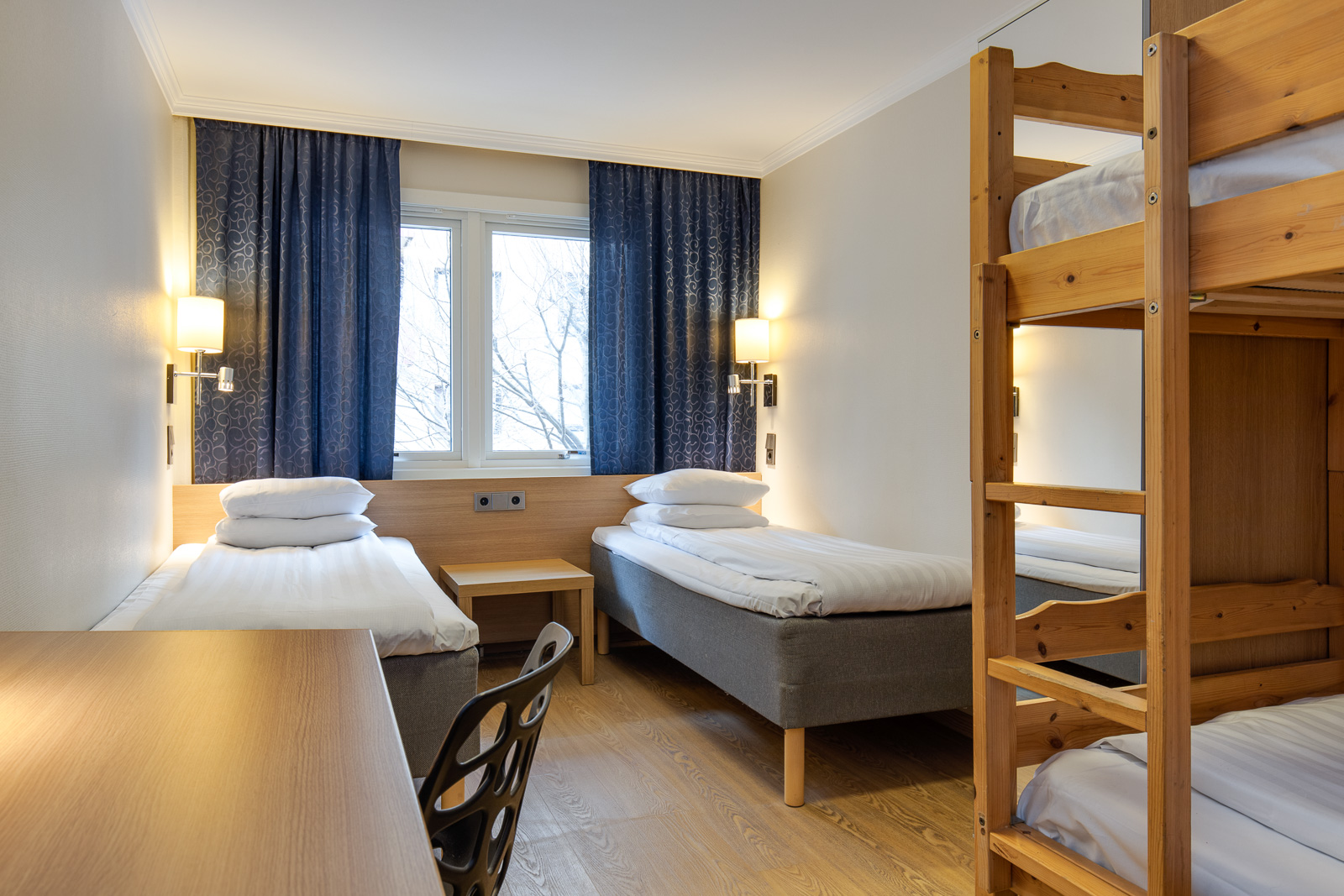 Familjerum med dubbelsäng och våningssäng på Mini-Hotel Göteborg