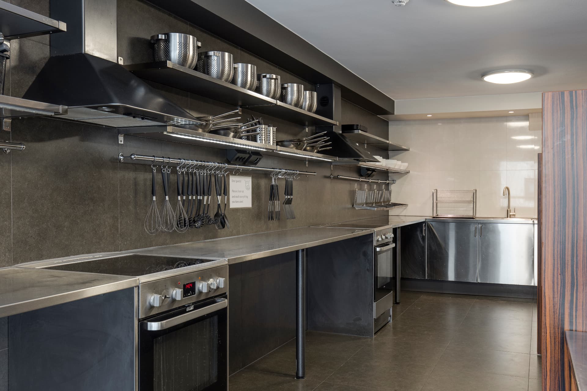 Gemensamt gästkök med spisar, ugnar och arbetsstationer på Mini-Hotel Göteborg